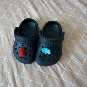 CROCS Kids Black Sandals with Red and Blue Charms toddler size 4